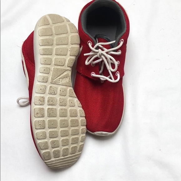 Red Nike Roshe sneakers - Picture 3 of 4